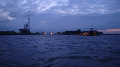 Anke-Sophie ist das erste Mal in der Nordsee. Hinter der Schleuse von Brunsbüttel