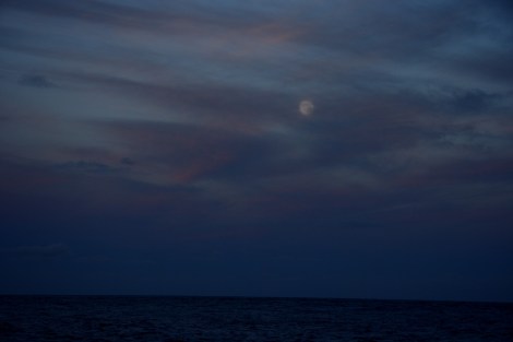 Und der Blick in die andere Richtung. Der Mond steht noch, unser Begleiter durch die Nacht