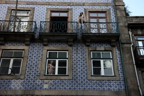 Die Damen vor den Azulejos