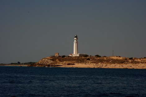 Der Leuchtturm Cabo Trafalgar steht weit vor dem Felsmassiv
