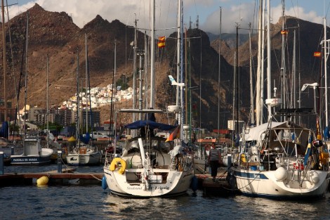 Anke-Sophie im Santa Cruz de Tenerife. Die Berge im Hintergrund