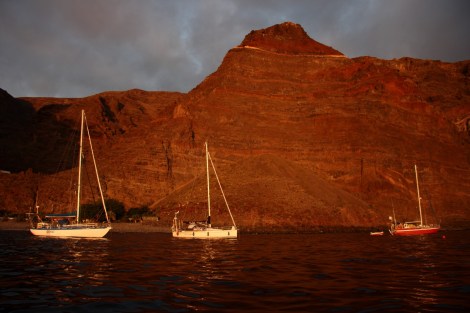 Die Anke-Sophie vor der Felsenkulisse