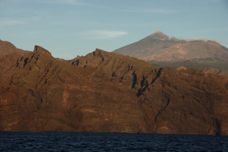 Felsen von Los Gigantes vor dem Teide