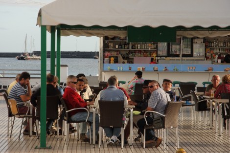 die Einheimischen spielen. Die Welt scheint in Ordnung