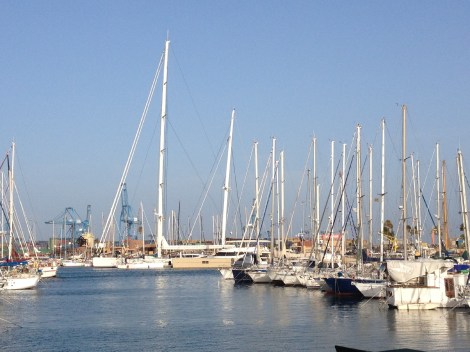 Die Extreme: Seht ihr die kleine Anke-Sophie vor der Megayacht? Unser Mast reicht bis knapp über die erste Saling des 62 m hohen Masts