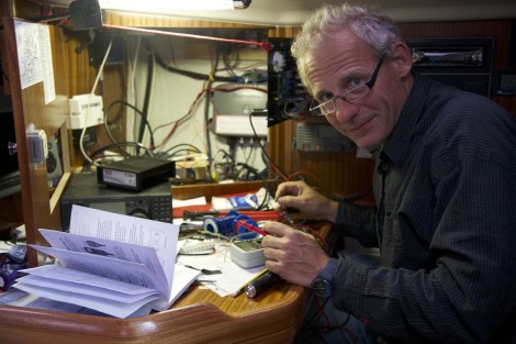 Das AIS funktioniert nicht mehr. Die Reparatur klappt nicht, aber ich kann es ja noch auf dem Laptop empfangen...