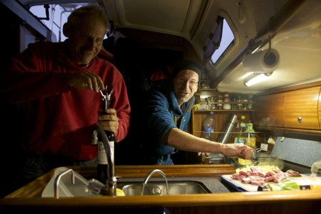 Gemeinschaftliches Kochen im Seegang