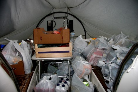 Beim Bunkern regnet es, alle Tüten müssen unter die Plane