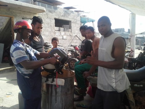 Sechs Jungs schrauben an  meinem Außenborder