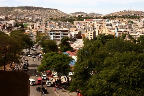 Blick auf die kapverdische Hauptstadt Praia auf Santiago, unten der Afrikamarkt