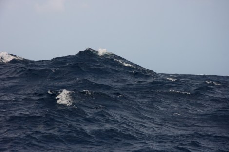 War da eben nicht ein Tanker hinter der Welle zu sehen?