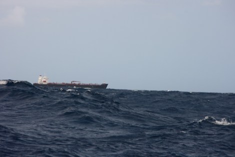 Da ist er, das einzige Schiff, dass uns auf der ganzen Überquerung begegnet ist. Das Ziel von Monique ist Montevideo