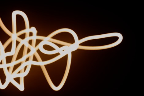 Der Mond während einer Langzeitbelichtung zeigt die Bewegungen des Bootes recht anschaulich