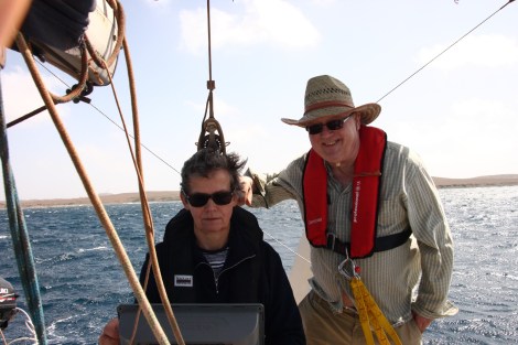 Annette erklärt Tom den Kartenplotter