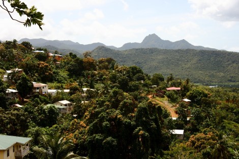 Wir fahren die Westküste von St. Lucia entlang