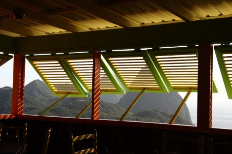 Der Blick nach Soufière aus den Bergen von einem frisch gestrichenem Restaurant