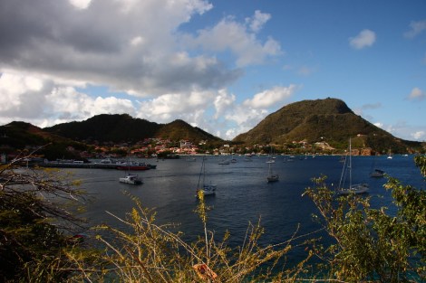 Die Bucht von Bourg des Saintes soll angeblich die drittschönste Bucht der Welt sein nach Rio de Janeiro und der Halong Bay
