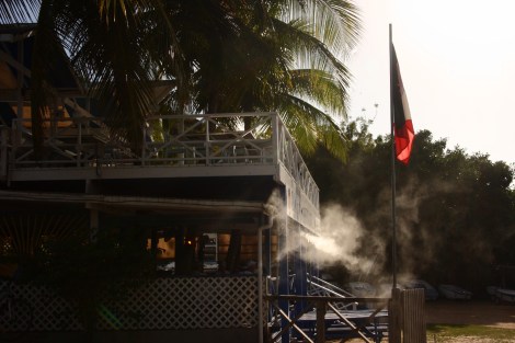 Die Terrasse des Antigua Yachtclub wird gekühlt. So ökologisch wie bei uns im Winder mit Heizpilsen geheizt wird.