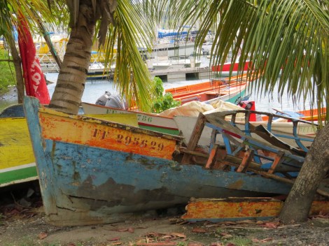 Ein Boot, das nicht dem Bild vom Luxus der Segelyachten im Hafen entspricht