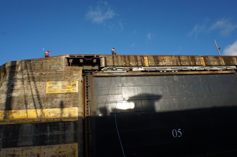 Die riesigen Schleusentore über uns