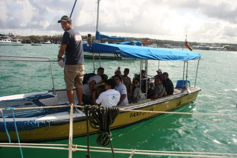 Abschied nachdem alle Formulare ausgefüllt sind. Unser Agent Marwin wird uns weiter helfen...