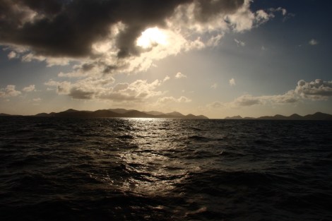 Der Blick von Kelly's Cave zu den US BVI in vier Stimmungen. Hier am späten Mittag