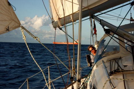 Nach drei Tagen begegnet uns ein Frachter, wir sind also doch nicht ganz alleine
