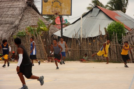 Beobachten das lokale Basketballspiel