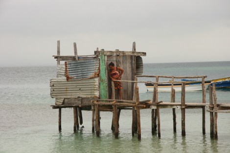 das Detail am Ende des Peers: Zu dumm, die Dorftoilette ist besetzt