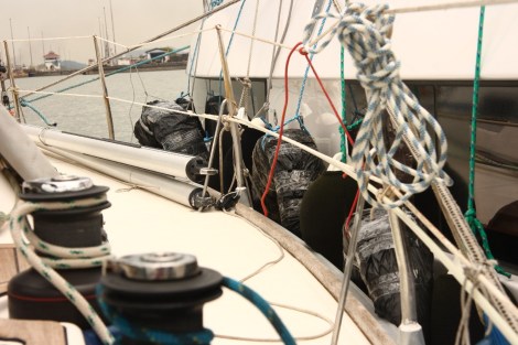 Mit zusätzlichen Autoreifen abgefendert