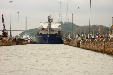 In der Schleuse Miguel Pedro fahren wir auf dem Weg nach unten vor dem Frachter ein