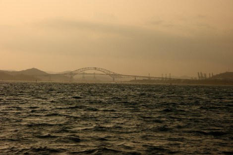 Unter der Puente de las Americas hindurch