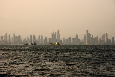Blick von unserer Ankerbucht auf Panama City
