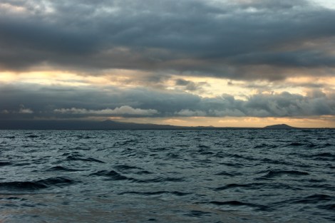 Wir haben einen letzten Blick auf Isla Isabela (Galapagos) in Gewitterstimmung
