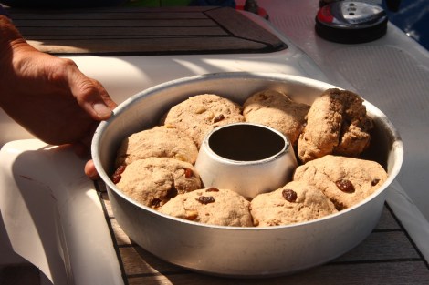 Annette bäckt frische Brötchen