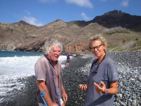 Xavier und Annette sammeln Kieselsteine mit fossilen Einschlüssen