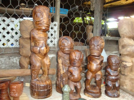 Wir könnten Tikis kaufen, aber wohin damit an Bord die nächsten zwei Jahre?