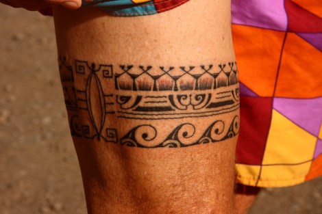 Am Tag zuvor hatte er sich dieses Tattoo mit alten marquesischen Motiven machen lassen