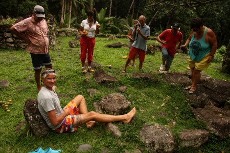 Bruce probiert den alten Kultplatz aus, wo früher tätowiert wurde