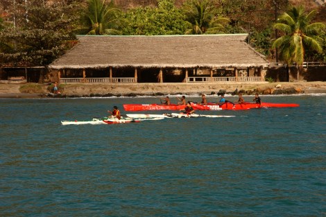 Vorbereitungen für ein Rennen mit Auslegerbooten
