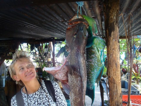 Annette bestaunt den Fischfang