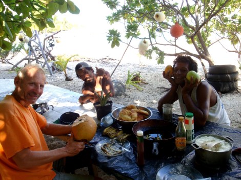 Hubé ist glücklich über die Früchte von uns und wir trinken aus Kokosnüssen
