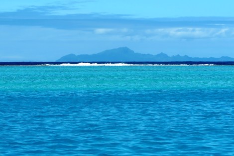 Huahine aus der Lagune von Raiatea gesehen