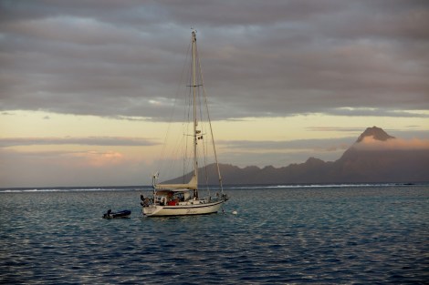 Die Segelyacht Déesse mit Moorea im Hintergrund