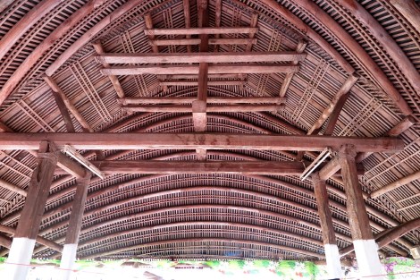 Das Dach einer typischen Versammlungshütte von innen