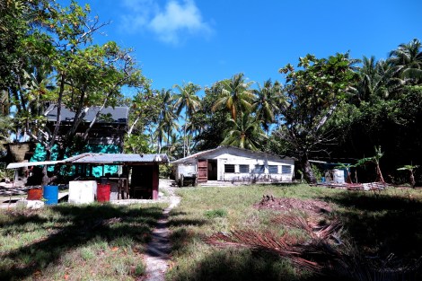 Rechts die alte Hütte von Tom Neale, links die neue Hütte der Ranger