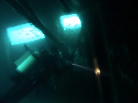 Wir tauchen in das Wrack