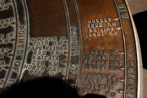 Die Tafel zeigt neben den Entfernungen auch von wo die meisten