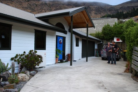 Toby und Beth vor ihrem neuen Haus