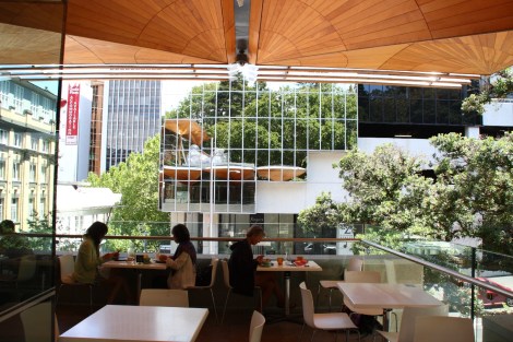 Annette wieder am Tablet